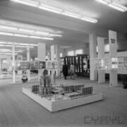 stoiska w hali wystawowej