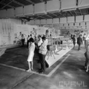 stoisko w hali wystawowej, zwiedzający ludzie