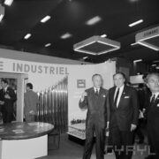 grupa mężczyzn w hali wystawowej