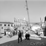 stoisko plenerowe na betonowym placu, zwiedzający ludzie