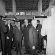 grupa mężczyzn w pawilonie wystawowym