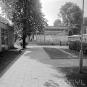 przeszklone pawilony, otoczone drzewami