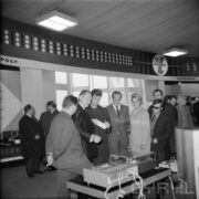 grupa ludzi stojąca przy stoisku wystawowym