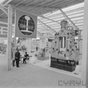 stoisko z maszynami i urządzeniami w hali wystawowej