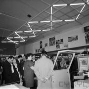 grupa kobiet i mężczyzn w hali wystawowej