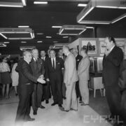 grupa mężczyzn w hali wystawowej