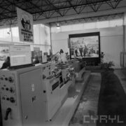 stoiska z urządzeniami w pawilonie wystawowym