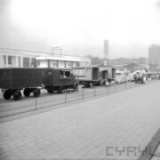 plac otoczony murowanymi halami, na placu samochody dostawcze