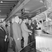 grupa mężczyzn w hali wystawowej