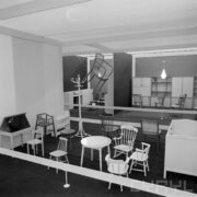 stoiska z krzesłami i stolikami w hali wystawowej