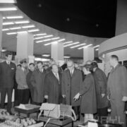 grupa ludzi w hali wystawowej