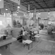 stoiska z maszynami i urządzeniami w hali wystawowej