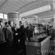 grupa mężczyzn w hali wystawowej