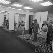 stoiska z ubranymi manekinami w hali wystawowej