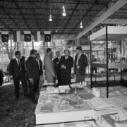 grupa mężczyzn w pawilonie wystawowym