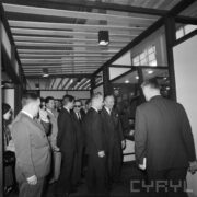 grupa mężczyzn w pawilonie wystawowym