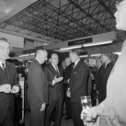 grupa mężczyzn w pawilonie wystawowym