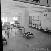 stoisko z urządzeniami w hali wystawowej