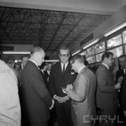 grupa rozmawiających ze sobą mężczyzn w pawilonie wystawowym