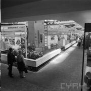 stoiska w hali wystawowej, zwiedzający ludzie