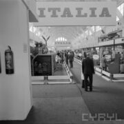 stoiska w hali wystawowej, zwiedzający ludzie