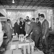 grupa mężczyzn przy stoisku w pawilonie wystawowym