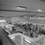 stoiska w hali wystawowej, zwiedzający ludzie