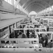 stoiska wystawowe w hali targowej