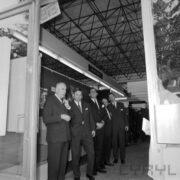 grupa mężczyzn w pawilonie wystawowym