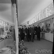 grupa mężczyzn w hali wystawowej