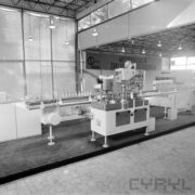 stoiska z maszynami w hali wystawowej