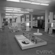 stoiska w hali wystawowej