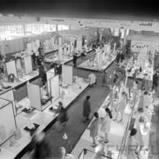 stoiska wystawowe w hali targowej