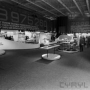 stoiska w hali wystawowej