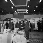 grupa mężczyzn w hali wystawowej