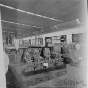 stoisko z urządzeniami w hali wystawowej