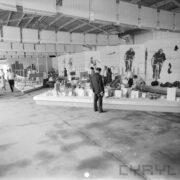 stoisko z przyrządami do ćwiczeń i turystycznymi w hali wystawowej, zwiedzający ludzie