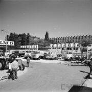 samochody ciężarowe wystawione na placu na terenie targów