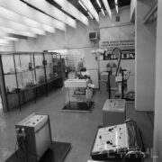 stoisko z urządzeniami w hali wystawowej