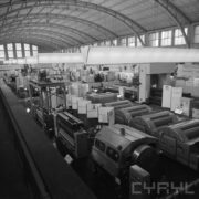 stoisko z maszynami i urządzeniami w hali wystawowej