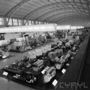 stoiska z maszynami w hali wystawowej