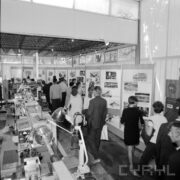 stoiska w hali wystawowej, zwiedzający ludzie