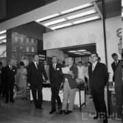 grupa mężczyzn i kobiet w hali wystawowej