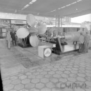 stoisko z urządzeniami na zadaszonym stoisku wystawowym