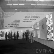 banery z hasłami: upodobania, potrzeby, opinie o wyrobach w hali wystawowej