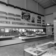 stoiska w hali wystawowej