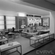 stoiska z urządzeniami w hali wystawowej