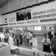 zwiedzający ludzie w hali wystawowej