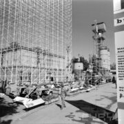 stoisko z rusztowaniami, przed rusztowaniami podnośniki samochodowe, urządzenia, wystawie przyglądają się mężczyźni