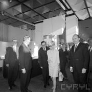 grupa ludzi w hali wystawowej